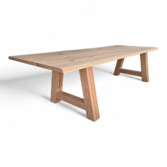 Detailansicht Tischplatte Eiche mit Schweizer Kante und natürlicher Maserung