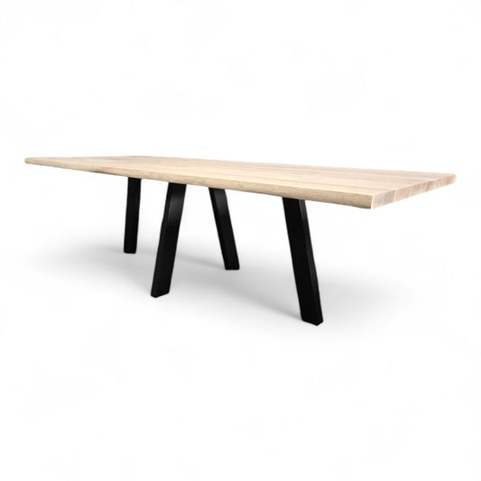 Filigranes Stahl-Tischbein schwarz pulverbeschichtet im Industrial Design