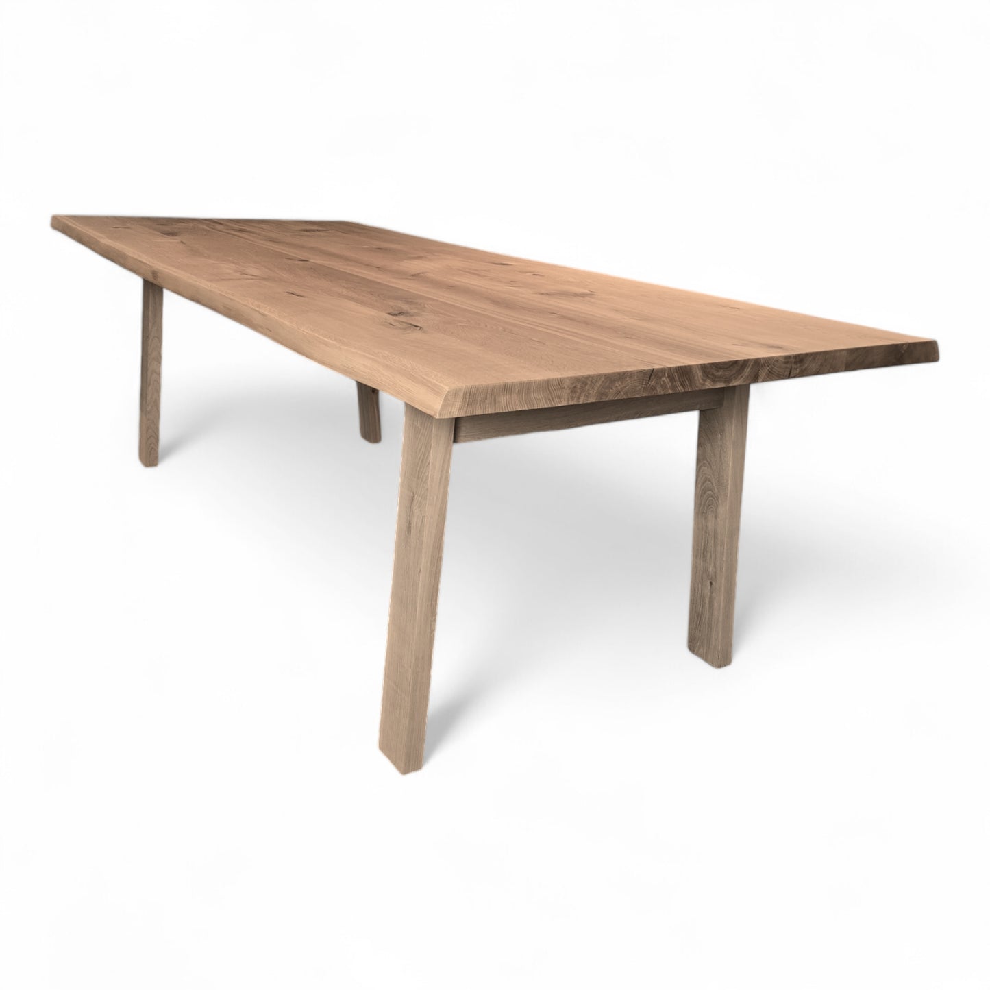 Esstisch Solana H aus Wildeiche mit Holzbeinen im modernen Landhausstil