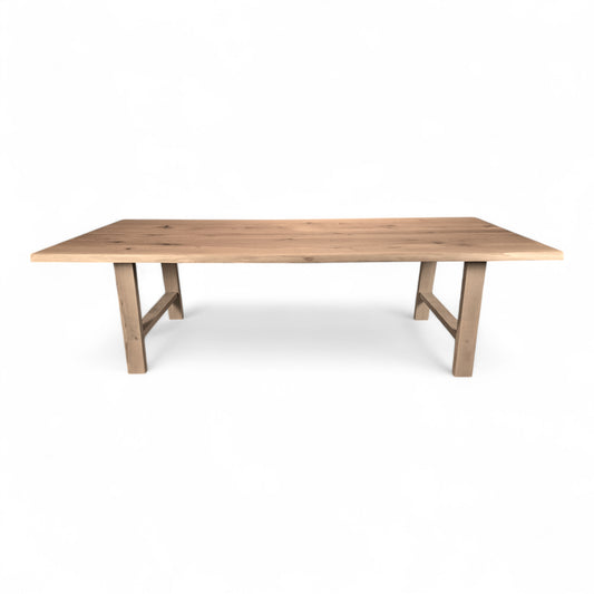 A-förmiges Tischgestell aus massivem Eichenholz mit viel Beinfreiheit