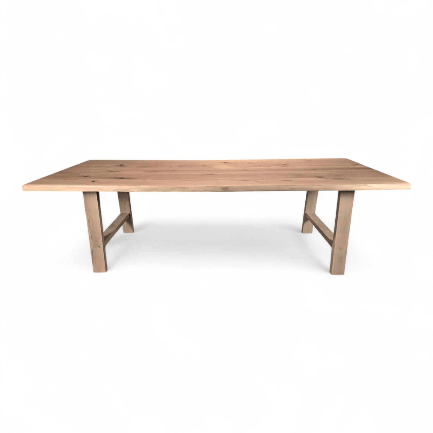 A-förmiges Tischgestell aus massivem Eichenholz mit viel Beinfreiheit