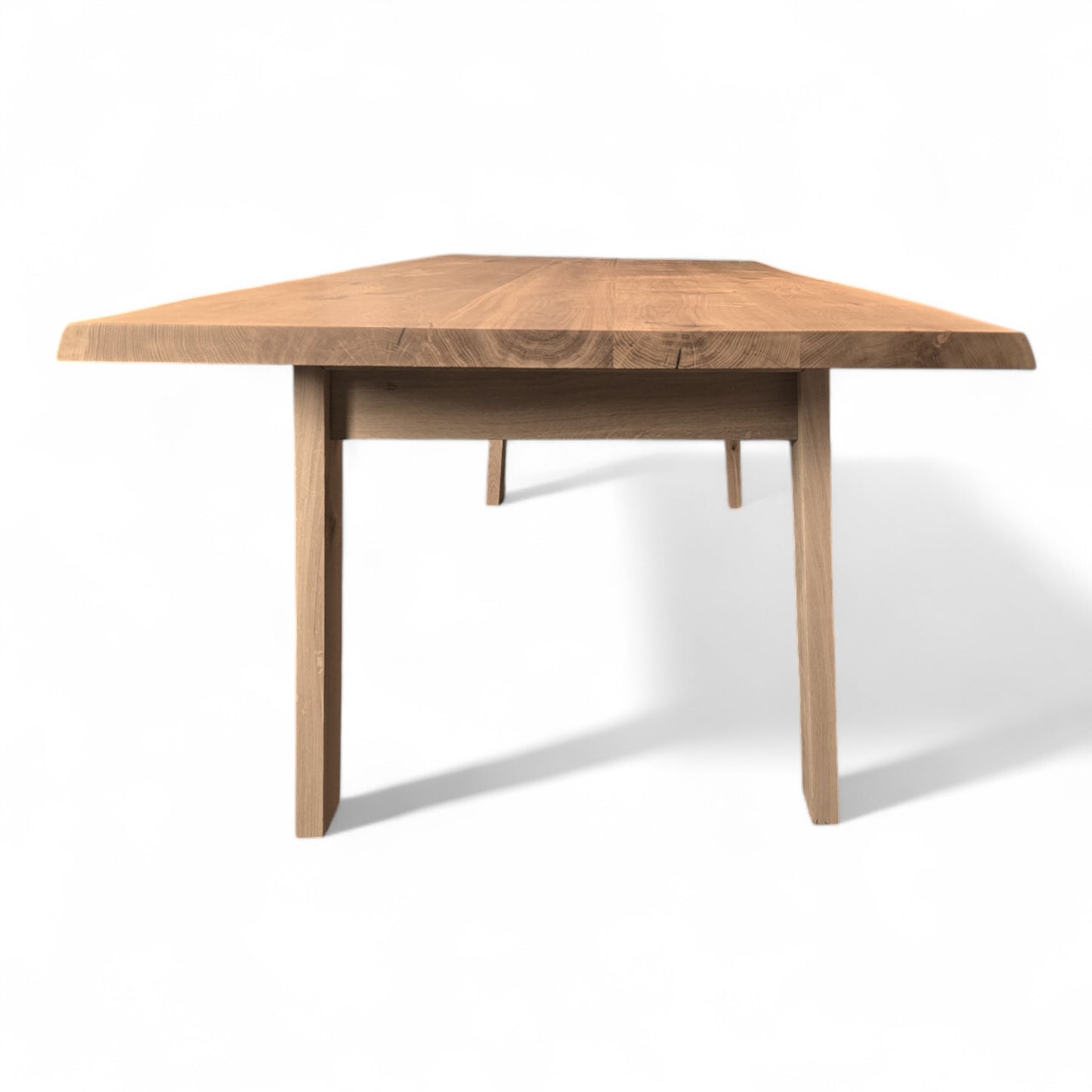 Wildeiche Tischplatte mit Schweizer Kante und natürlicher Maserung