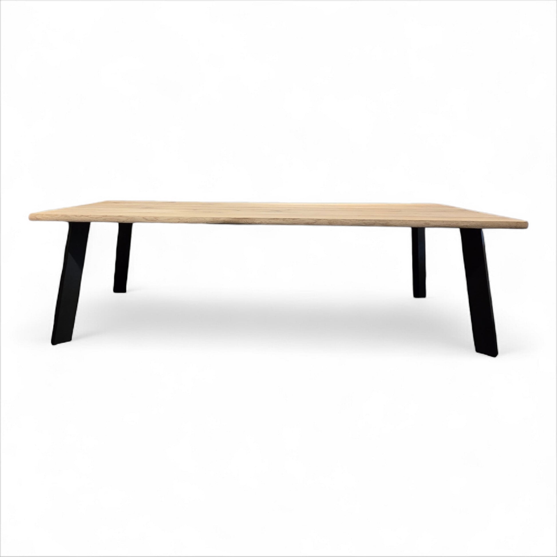 Holztisch aus Eiche Massivholz. Tisch nach maß, Tischplatte Eiche, Tischbeine Stahl, schwarze Tischbeine