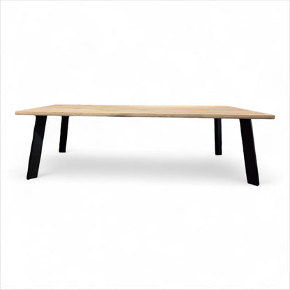 Holztisch aus Eiche Massivholz. Tisch nach maß, Tischplatte Eiche, Tischbeine Stahl, schwarze Tischbeine